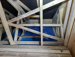 Zateplení dřevostavby rodinného domu foukanou izolací